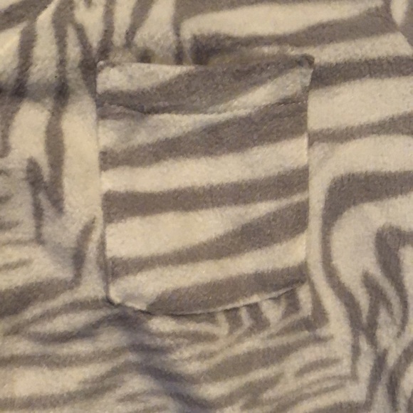 NWOT Jaclyn Smith Sleep Shirt. Gray/Off White. Pink piping detail.  Large. Soft - Picture 8 of 14